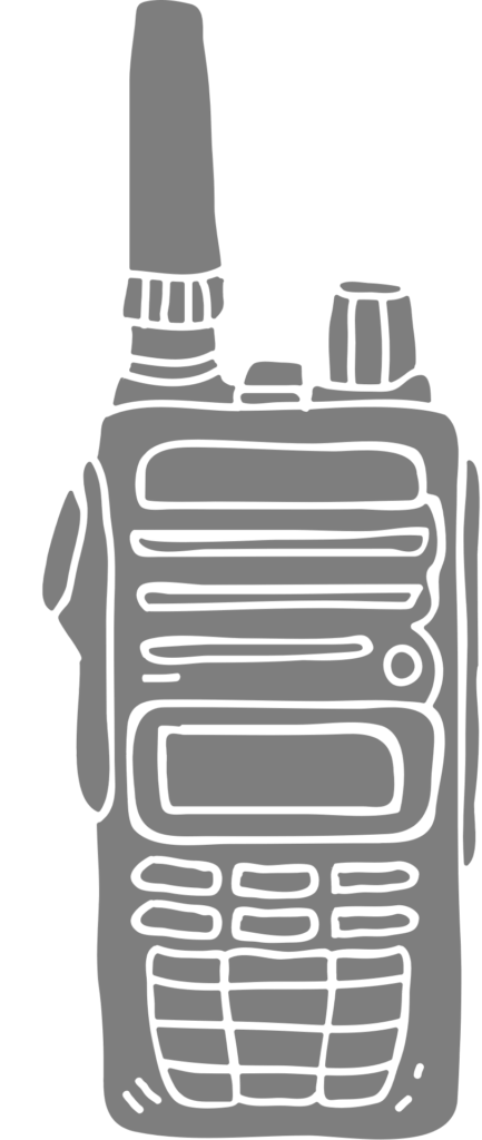 Das Bild zeigt eine stilisierte, graue Zeichnung eines Funkgeräts auf weißem Hintergrund. Das Gerät ist hochkant dargestellt und besitzt oben eine Antenne sowie einen Drehregler. Auf der Vorderseite befinden sich zahlreiche Tasten, ein Lautsprecherbereich und ein kleines Display.
Die Gestaltung vermittelt den Einsatz eines Funkgeräts zur Kommunikation
