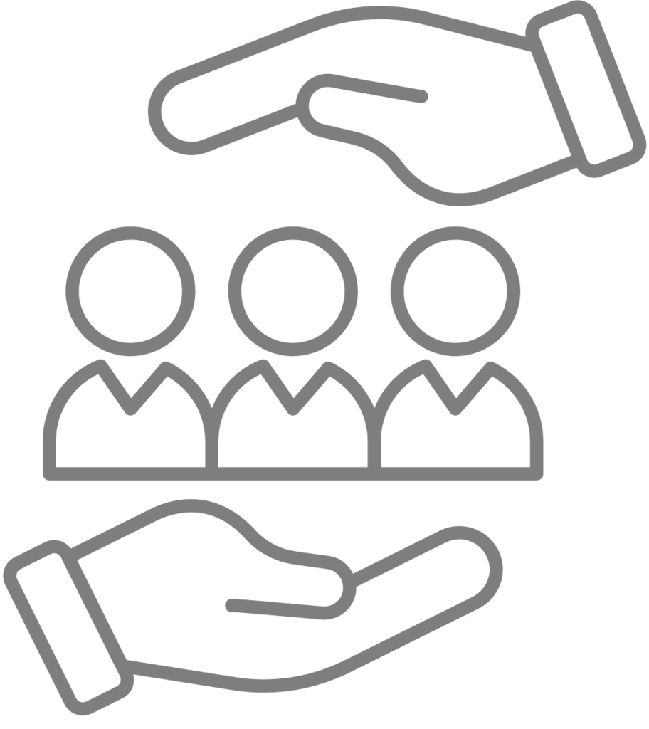 Das Bild zeigt eine stilisierte, graue Linienzeichnung auf weißem Hintergrund. In der Mitte stehen drei abstrahierte Personen nebeneinander – dargestellt durch Kreise für die Köpfe und einfache Körperformen mit angedeuteten Schultern.
Oberhalb und unterhalb der Gruppe befinden sich zwei große Hände. Die obere Hand zeigt nach unten, die untere nach oben. Beide Hände sind geöffnet und umschließen die Gruppe sanft, ohne sie zu berühren.
Die Gestaltung vermittelt Schutz, Fürsorge und Gemeinschaft.
