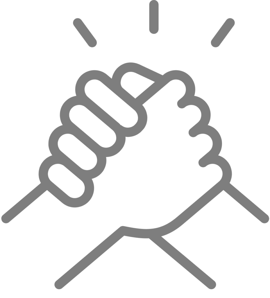 Das Bild zeigt eine stilisierte, graue Linienzeichnung auf weißem Hintergrund. Zwei Hände greifen fest ineinander – dargestellt als kräftiger Händedruck mit verschränkten Fingern. Die Hände sind frontal und symmetrisch gezeichnet, mit klaren Konturen.
Oberhalb der Hände befinden sich drei kurze Linien, die Bewegung oder Betonung symbolisieren – sie verstärken die Aussage des Bildes.
Die Gestaltung vermittelt Zusammenhalt, Vertrauen und Kooperation.
