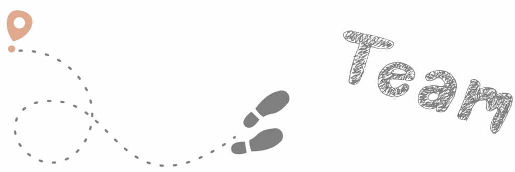 Das Bild zeigt eine stilisierte Grafik auf weißem Hintergrund. Links beginnt eine gepunktete Linie, die eine Wegstrecke darstellt. Am Anfang der Linie steht eine hellbraune Stecknadel – ein Symbol für ein Ziel oder einen Ort. Entlang der Linie sind zwei graue Fußabdrücke zu sehen, die in Richtung des Wortes „Team“ führen.
Rechts im Bild steht das Wort „Team“ in großer, handschriftlich wirkender Schrift mit schraffierter Füllung – die Buchstaben wirken wie mit Bleistift gezeichnet.
Die Gestaltung vermittelt Bewegung, Zielorientierung und Gemeinschaft.
